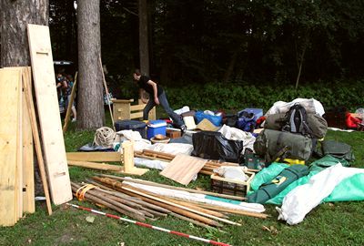 Die Stapel mit dem Material, bevor das Lager aufgebaut ist