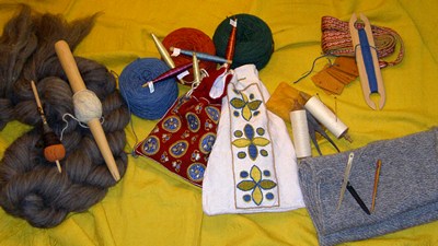 Spinnen, Sticken, Nähen, Nadelbinden, Brettchenweben - Materialien und Utensilien für mittelalterliche Handarbeiten