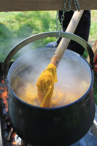 Wolle während fes Färbens in der Goldrutenflotte.