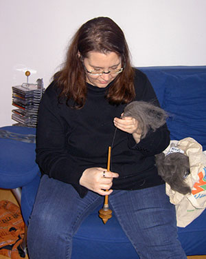 Christa beim Spinnen.
