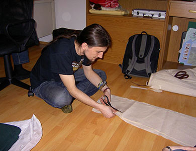 Christian beim Zuschneiden seines neuen Untergewands.
