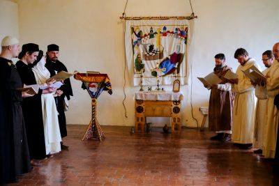 Andacht in der Kapelle, die im Rittersaal der Burg Lenzburg eingerichtet war.