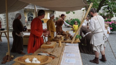 Essensausgabe an die Darsteller der Burgelebung