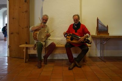Musiker und Instrumentenbauer.
