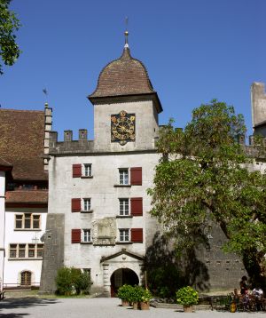 Burg Lenzburg, die Ostbastion mit Uhrturm.
