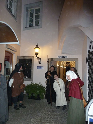 Der Hinterhof mit dem Rest der alten Stadtmauer.