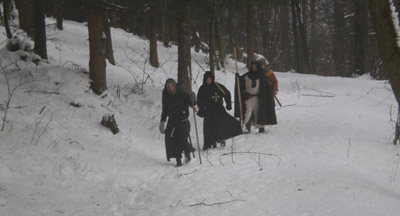 Durch den tief verschneiten Wald auf dem Weg zur Burgruine Stauf.