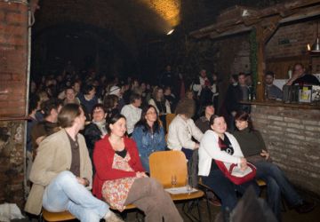 Voller Saal im Cembrankeller
