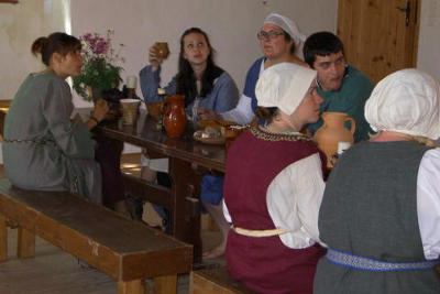 Gemeinsames Mittagessen im Festsaal von Burg Piberstein.