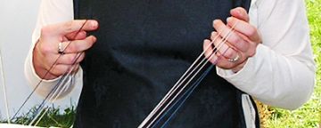 Die Schlaufen auf den Fingern beim Nestelband flechten (Fingerloop)
