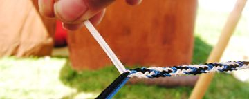 Detail des Flechtmusters eines Nestelbands