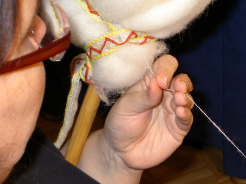 Handhaltung beim Ausziehen der Fasern aus dem Spinnrocken