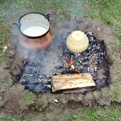 Ddie Feuerstelle mit den neuen Töpfen