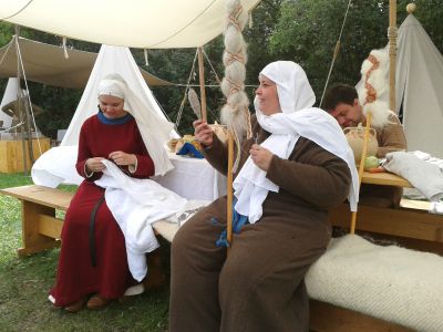 Zwei unserer Damen mit ihren Handarbeiten