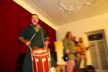 Die Schandgesellen bei ihrem spontanen Konzert im Ennser Schloss.