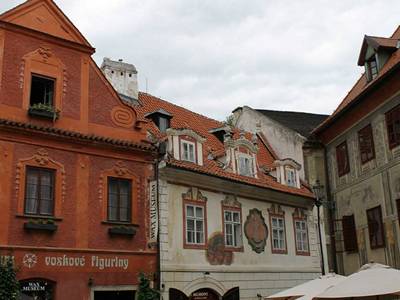 Ein paar der sehenswerten Fassaden, die das Stadtbild von Krumau prägen