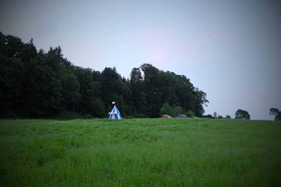 Unser Zelt - einsam auf der Lagerwiese