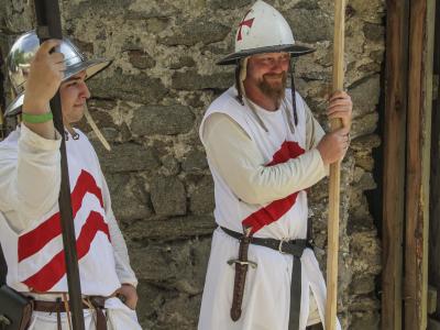 Alex und Ingmar als Burgwachen am Tor.
