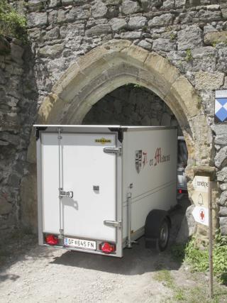 Die Zufahrt zum Burghof der Burgruine Spilberg mit einem der engen Tore.