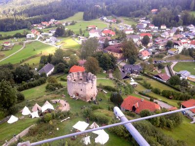 Der Ort und das Marktgelände vom Bergfried der Burg aus gesehen