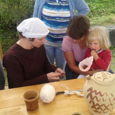 Sabine erklärt Besuchern das Nadelbinden